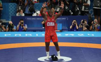 El luchador cubano Mijain López celebra con la medalla de oro en la final de Lucha Grecorromana, 130 kg masculino, de los Juegos Olímpicos París 2024, en la capital gala.