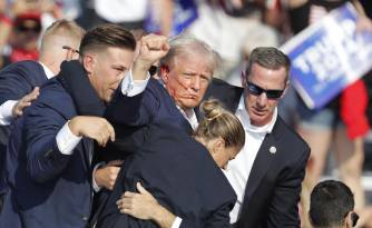 Trump es sacado del escenario por el servicio secreto después de un incidente durante un mitin de campaña en el Butler Farm Show Inc. este 13 de julio.