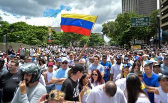 Opositores del presidente Nicolás Maduro participan en una manifestación convocada por el candidato presidencial Edmundo González Urrutia y la líder de la oposición María Corina Machado frente a la sede de las Naciones Unidas en Caracas.