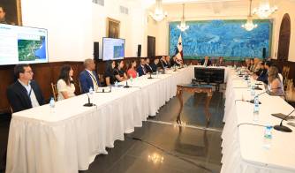 En la reunión estuvieron los ministros Juan Carlos Orillac (Presidencia); Julio Moltó (Comercio e Industrias), y José Luis Andrade (Obras Públicas).