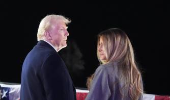 El presidente electo de Estados Unidos, Donald Trump, y su esposa Melania Trump, observan los fuegos artificiales durante una recepción en su honor en el Trump National Golf Club Washington, D. C.