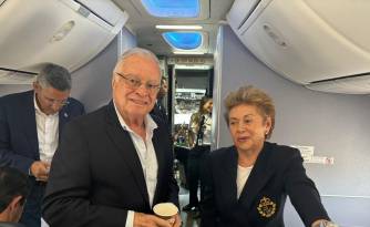 Los expresidentes de Costa Rica y Panamá en el vuelo hacía Venezuela.