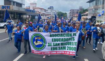 La marcha fue convocada por el Suntracs, cuyo líder, Saúl Méndez, afirmó que Mulino quiere ‘aumentar la edad de jubilación’.