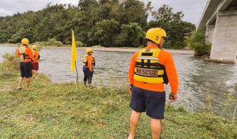 Voluntarios del Sinaproc en el río El Silencio de Changuinola.