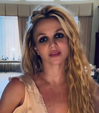 Foto publicada por Spears con el mensaje: “¡¡¡Un mes después de casarme, ese día me casé conmigo misma!!! Cosas que te hacen decir HMMMMMM”.