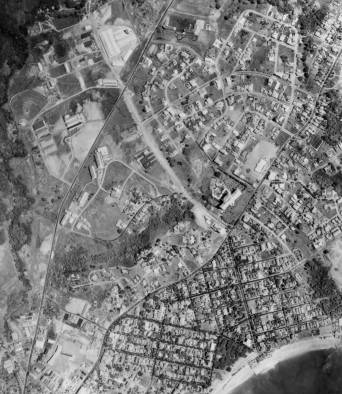 fotografía aérea donde se puede apreciar el campus de la Universidad de Panamá y su entorno en 1957.