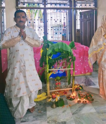 El sospechoso Ramesh Swain posa durante su participación en un ritual religioso.
