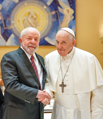 El presidente de Brasil, Luiz Inácio Lula da Silva, saluda al papa Francisco durante un encuentro celebrado este miércoles en el Vaticano.