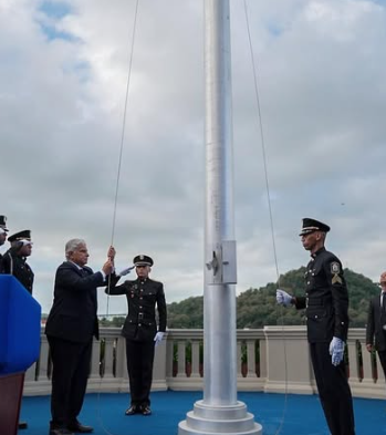 El presidente José Raúl Mulino al izar la bandera panameña.