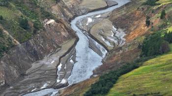 Fotografía del embalse Mazar en la provincia del Azuay, Ecuador.