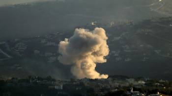 Columna de humo tras un ataque israelí en la villa de Kafr Kila, en el sur del Líbano.