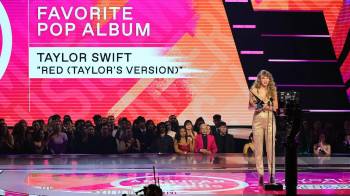 Taylor Swift acepta el premio al Álbum Pop Favorito por ‘Red (Taylor’s Version)’ en el escenario durante los American Music Awards 2022.