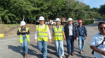 La administradora de la ASEP, Zelmar Rodríguez Crespo (C-i) visita la planta termoeléctrica Pan-Am, ubicada en La Chorrera.