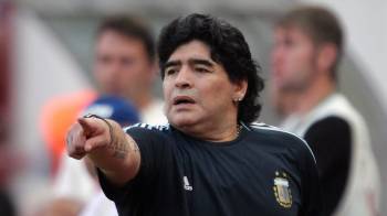 Fotografía de archivo del entonces seleccionador argentino Diego Maradona durante un partido amistoso disputado entre Rusia y Argentina el 12 de agosto de 2009 en Moscú.