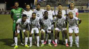 El conjunto del CAI durante el partido frente al Veraguas United.