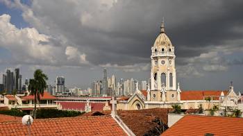 Vista del Casco Antiguo de la Ciudad de Panamá con la zona financiera y comercial al fondo en la Ciudad de Panamá, tomada el 22 de enero de 2025.