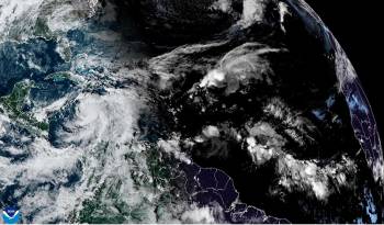 Imagen cedida por el Centro Nacional de Huracanes (NHC) estadounidense del pronóstico de cinco días del paso de la tormenta Rafael por el Caribe hacia Cuba y las Islas Caimán.