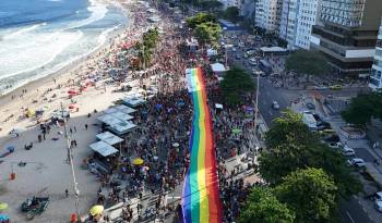 Fotografía tomada con drone del 'Desfile del Orgullo LGBTIQ+' este domingo en playa de Copacabana, Río de Janeiro.