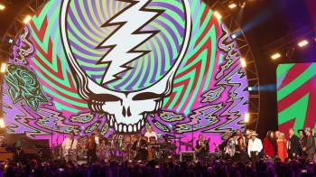 Las cantautoras Wynona Judd, Nora Jones, amigos y otros artistas se unen a la banda de rock estadounidense Dead &amp; Company en el escenario durante la gala benéfica Persona del Año 2025 de MusiCares en el Centro de Convenciones de Los Ángeles.