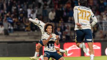 Adalberto Carrasquilla celebrando la victoria del Pumas frente al Mazatlán.