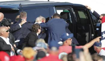 El expresidente de EE.UU., Donald Trump, es evacuado del mitin en Butler, Pensilvania.