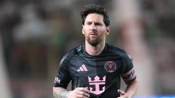 Lionel Messi de Inter reacciona este miércoles, en un partido amistoso entre Universitario e Inter Miami en el estadio Monumental en Lima (Perú). EFE/ Paolo Aguilar