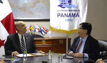 El administrador de la AMP, Luis Roquebert, y el vicepresidente ejecutivo de Evergreen Marine, Eric Wang.