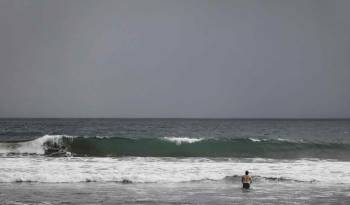 Un hombre se baña en el mar en playa Jacó, en el pacífico central, a 130 kms de San José (Costa Rica).