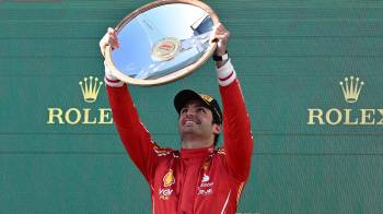 El español Carlos Sainz (Ferrari) celebra tras ganar este domingo el Gran Premio de Australia.