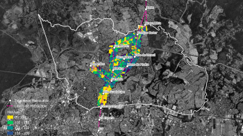 Este mapa muestra la densidad de población en las manzanas que se encuentran a 300 metros del trazado propuesto para el Metrocable en el sector de San Miguelito. Esta propuesta de trazado es un híbrido entre la propuesta del Plan Maestro del Metro de Panamá y el estudio PRISMA de 2019.