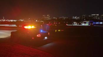 Miembros del Departamento de Policía de Washington DC trabajan en la zona del accidente aéreo en Washington, Estados Unidos.