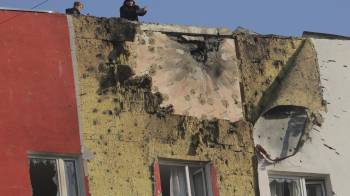 Vista de un edificio de apartamentos dañado tras un ataque con drones ucranianos en Moscú, Rusia, el 11 de marzo de 2025.