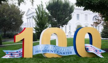 Un cartel en el jardín norte de la Casa Blanca desea un “Feliz cumpleaños” al expresidente estadounidense Jimmy Carter cuando cumpla 100 años, en Washington, DC, el 1 de octubre de 2024.