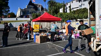 Las donaciones ofrecidas a las familias y víctimas de los incendios de Los Ángeles se dejan en el estacionamiento del Magic Castle en Hollywood, California, el 14 de enero de 2025.