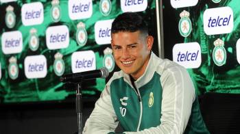 El futbolista colombiano James Rodríguez habla durante una rueda de prensa en las instalaciones de Esmeralda Casa Club León.