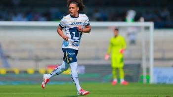 El futbolista panameño, Adalberto Carrasquilla durante su debut frente al Atlas.