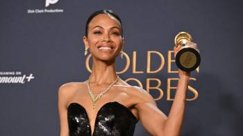 La actriz estadounidense Zoe Saldana posa en la sala de prensa con el premio a la Mejor Actuación de una Actriz en un Papel de Reparto en Cualquier Película por “Emilia Pérez” durante la 82a edición anual de los Premios Globo de Oro.