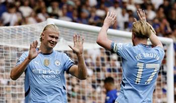 Haaland celebra el 0-1 con De Bruyne.