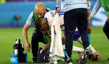 El jugador francés Kylian Mbappé sufrió una fractura nasal tras un choque fortuito durante el partido del grupo D que jugaron Austria y Francia.