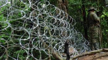 Un miembro del Senafront hace guardia en el punto Asti, en la provincia de Darién, municipio de Acandí, frontera entre Colombia y Panamá, el 16 de julio de 2024.