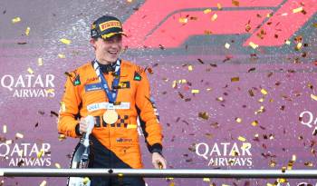 El piloto australiano Oscar Piastri, del McLaren F1 Team, celebra su victoria en Baku.