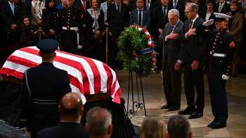 El ataúd, cubierto con la bandera, llegó el martes a Washington y se instaló una capilla ardiente en la rotonda del Capitolio.