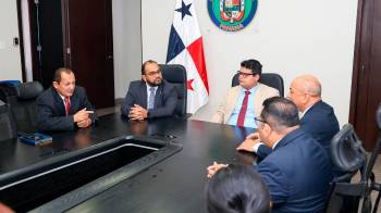 Carlos Alvarado (centro), secretario de la Asamblea, junto con los auditores de la Contraloría.