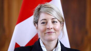 La ministra canadiense de Asuntos Exteriores, Melanie Joly, durante una rueda de prensa en Riga (Letonia).