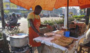 Un vendedor de chapati en la capital ugandesa, Kampala.