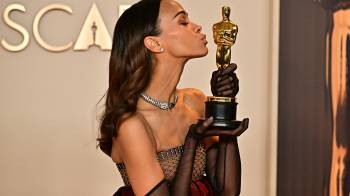 La actriz estadounidense Zoe Saldana posa en la sala de prensa con el Oscar a Mejor Actriz de Reparto por “Emilia Pérez”.