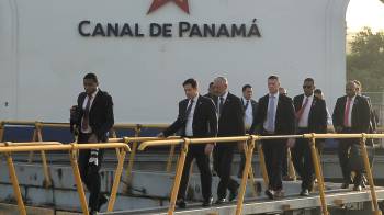 El secretario de Estado de EE. UU., Marco Rubio (c-i), visitó este domingo las instalaciones del Canal de Panamá, con el administrador de la vía interoceánica, Ricaurte Vásquez (c-d).