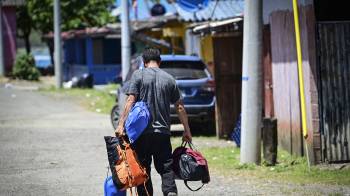 Un migrante venezolano llega para tomar una lancha con destino a Colombia en Miramar, cerca de Palenque.