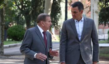 El jefe del Ejecutivo español, Pedro Sánchez (Der.) junto al líder opositor venezolano Edmundo González Urrutia.