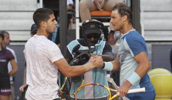 Los tenistas Carlos Alcaraz y Rafael Nadal.